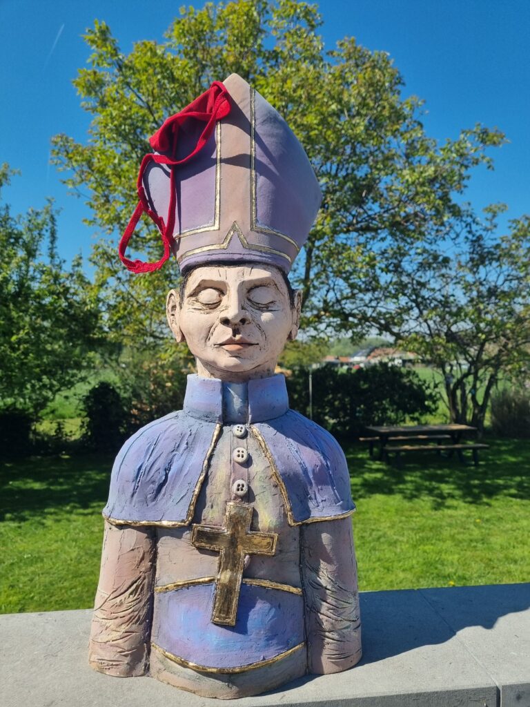 Keramische figuur met een hoge hoed en rode bril, in de tuin — Peter De Ryck